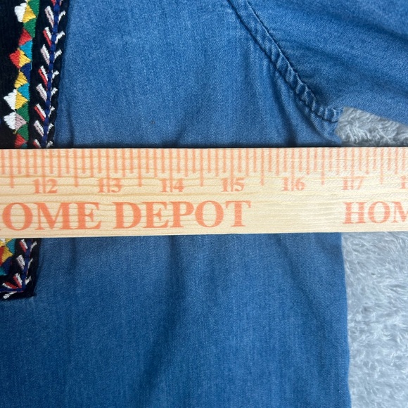 Beautiful!! Holding Horses Embroidered Long Sleeve Denim Shirt Women's, Size 2 - Picture 7 of 14